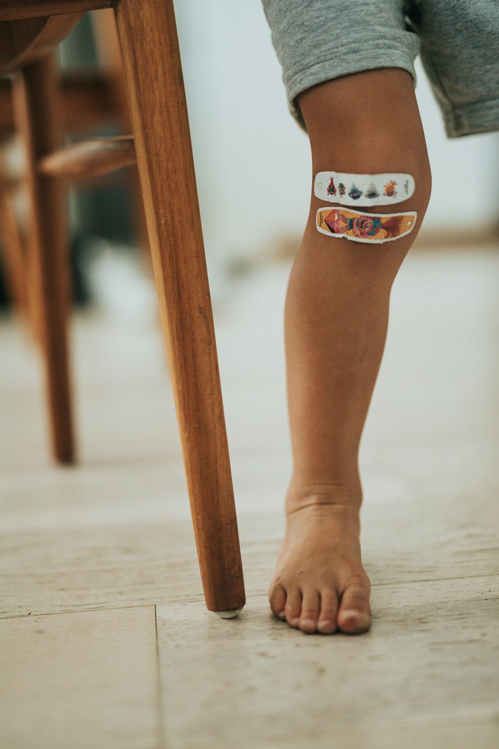 Bobologie : image représentant une jambe d'enfant avec un pansement